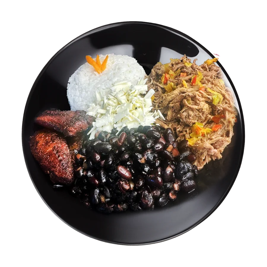 Pabellón criollo: carne mechada, caraotas negras, arroz y plátano dulce